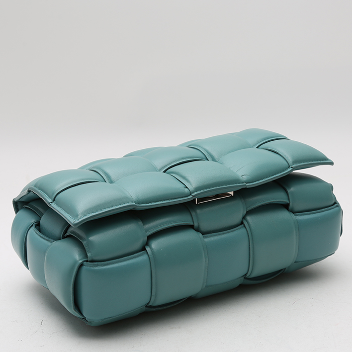 Bolso bandolera Bottega Veneta Padded Cassette en cuero intrecciato azul - Detail D4