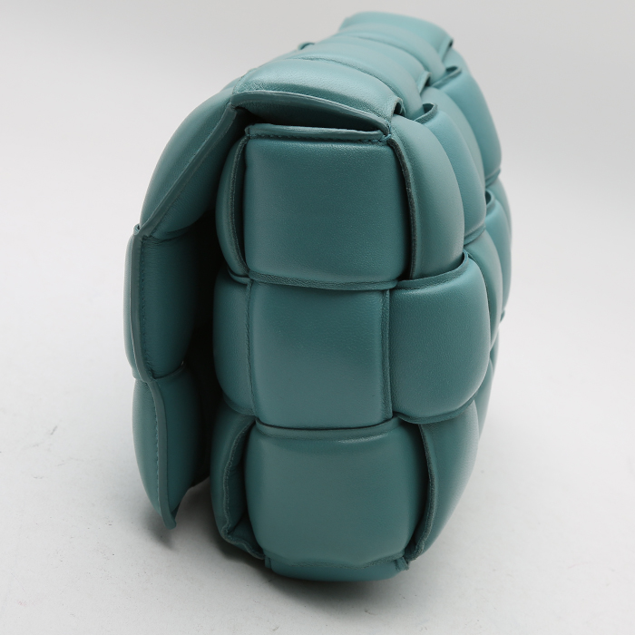 Bolso bandolera Bottega Veneta Padded Cassette en cuero intrecciato azul - Detail D5