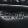 Bolso/bolsito Bottega Veneta  Pouch mini  en cuero negro - Detail D4 thumbnail