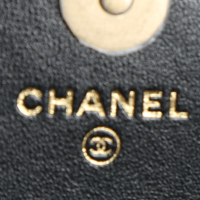 Sac bandoulière Chanel  19 mini  en cuir matelassé noir - Detail D4