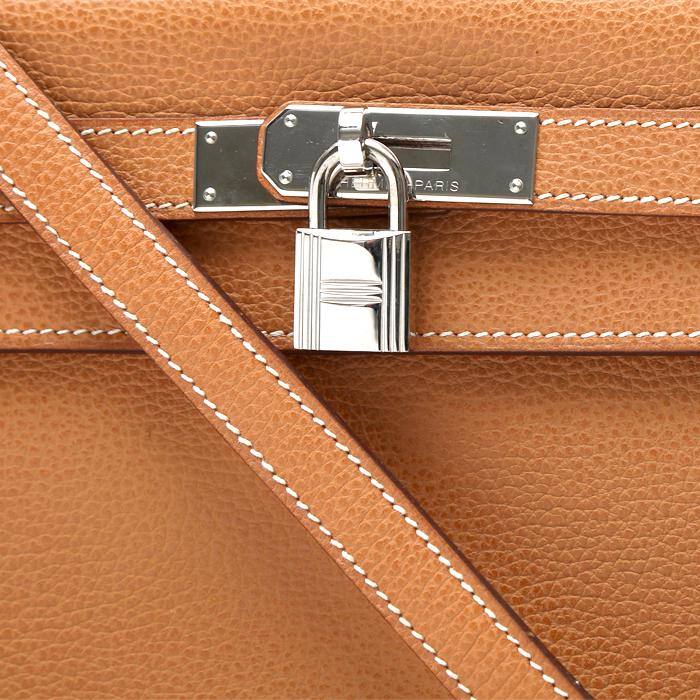Hermès  Kelly 32 cm handbag  in gold - Detail D1