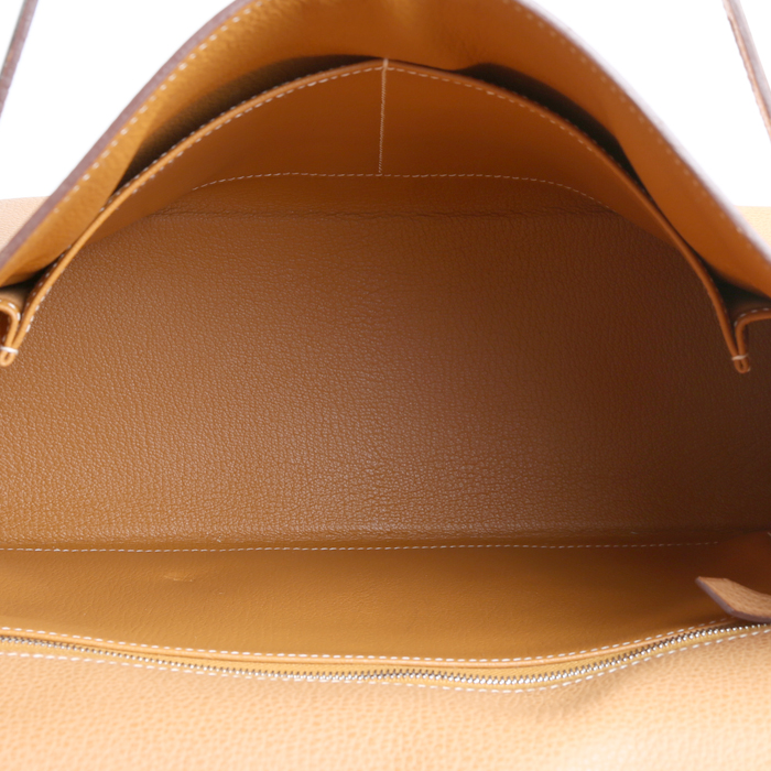 Hermès  Kelly 32 cm handbag  in gold - Detail D3