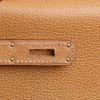 Hermès  Kelly 32 cm handbag  in gold - Detail D9 thumbnail