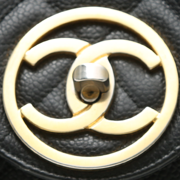 Sac à dos Chanel  Vintage en cuir grainé noir - Detail D1