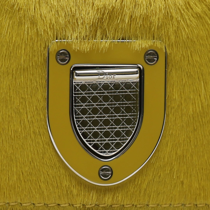 Bolso de mano Dior  Diorever en piel de potro amarilla y cuero amarillo - Detail D1