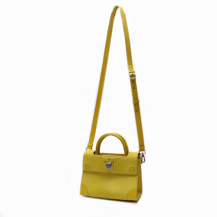 Bolso de mano Dior  Diorever en piel de potro amarilla y cuero amarillo - Detail D2