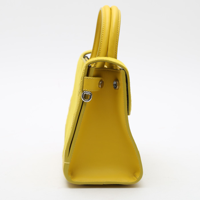 Bolso de mano Dior  Diorever en piel de potro amarilla y cuero amarillo - Detail D6