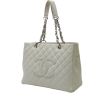 Chanel  Shopping GST large model  bag worn on the shoulder or carried in the hand  in white quilted grained leather - 00pp thumbnail