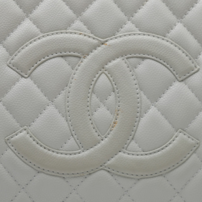 Borsa da spalla o a mano Chanel  Shopping GST modello grande  in pelle martellata e trapuntata bianca - Detail D1