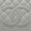 Chanel  Shopping GST large model  bag worn on the shoulder or carried in the hand  in white quilted grained leather - Detail D1 thumbnail