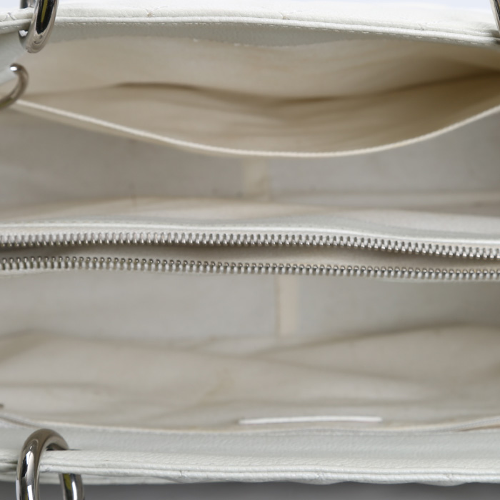 Bolso para llevar al hombro o en la mano Chanel  Shopping GST modelo grande  en cuero granulado acolchado blanco - Detail D2