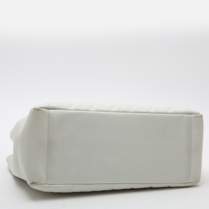 Sac porté épaule ou main Chanel  Shopping GST grand modèle  en cuir grainé matelassé blanc - Detail D4