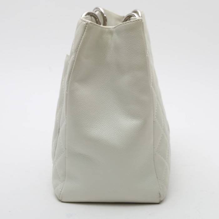 Chanel  Shopping GST large model  bag worn on the shoulder or carried in the hand  in white quilted grained leather - Detail D5