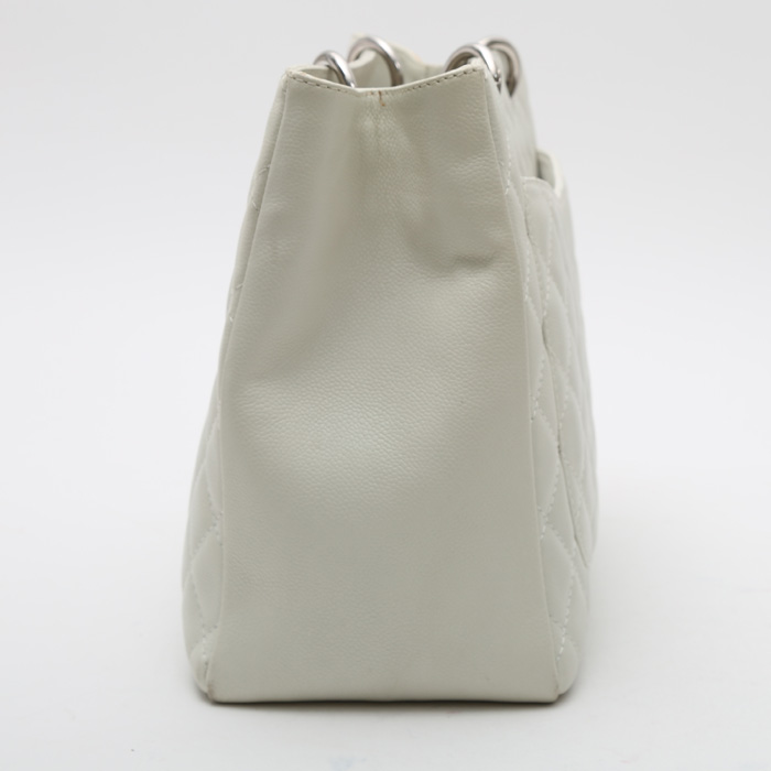 Bolso para llevar al hombro o en la mano Chanel  Shopping GST modelo grande  en cuero granulado acolchado blanco - Detail D6