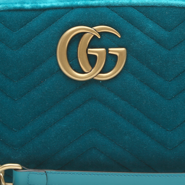 Sac bandoulière Gucci GG Marmont Camera en velours matelassé bleu - Detail D1