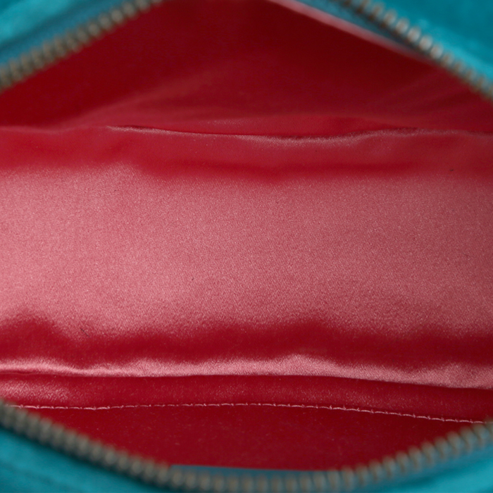 Sac bandoulière Gucci GG Marmont Camera en velours matelassé bleu - Detail D3