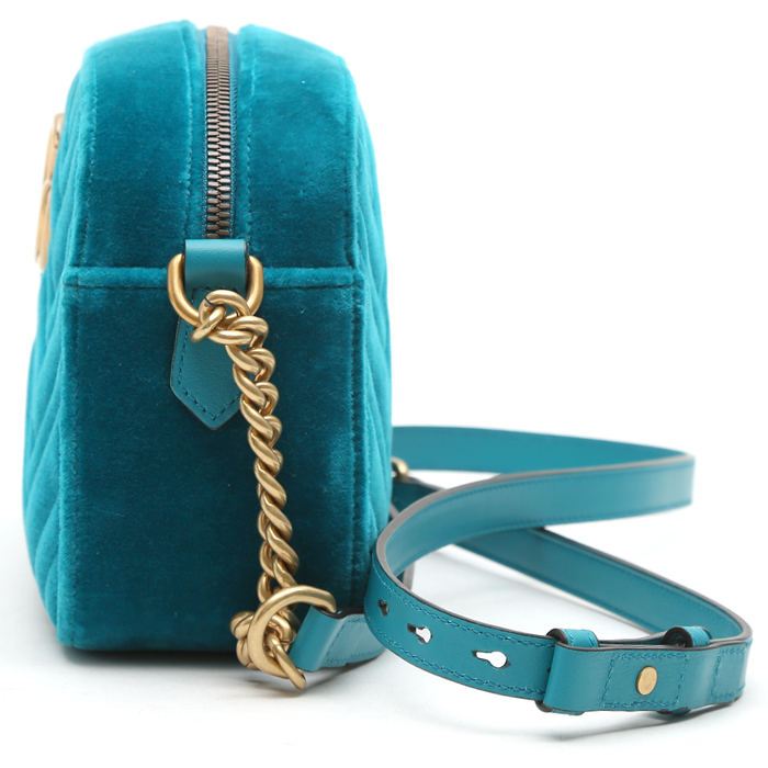 Sac bandoulière Gucci GG Marmont Camera en velours matelassé bleu - Detail D6