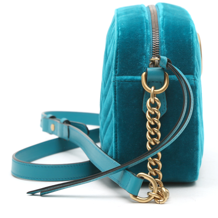 Sac bandoulière Gucci GG Marmont Camera en velours matelassé bleu - Detail D7