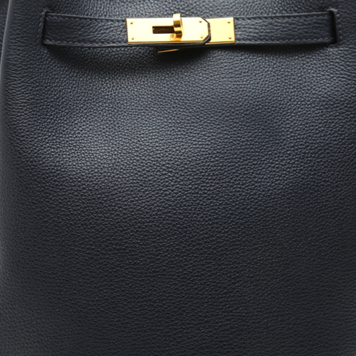 Hermès  So Kelly handbag  in navy blue togo leather - Detail D1