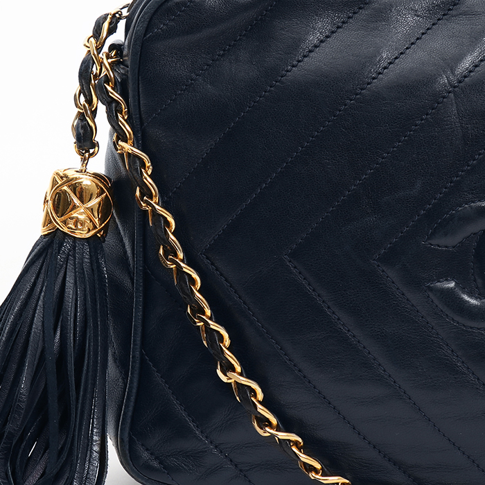Bolso bandolera Chanel  Camera en cuero acolchado azul marino - Detail D1