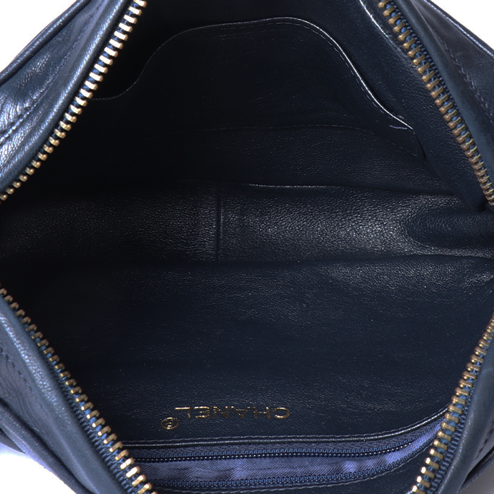 Bolso bandolera Chanel  Camera en cuero acolchado azul marino - Detail D2