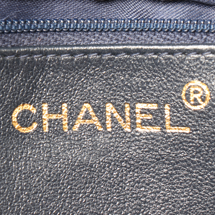 Bolso bandolera Chanel  Camera en cuero acolchado azul marino - Detail D3