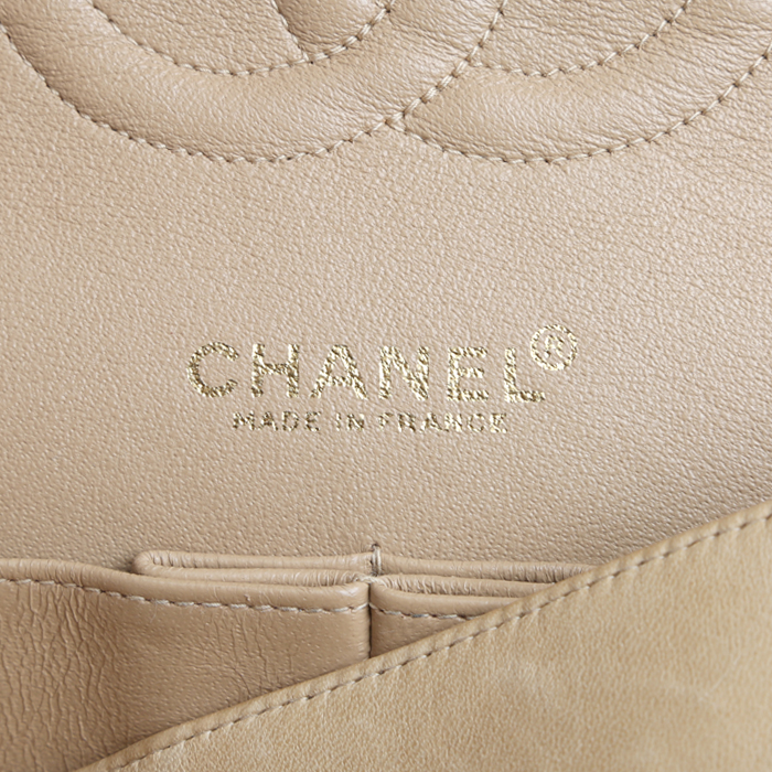 Bolso de mano Chanel  Timeless en cuero acolchado beige - Detail D4