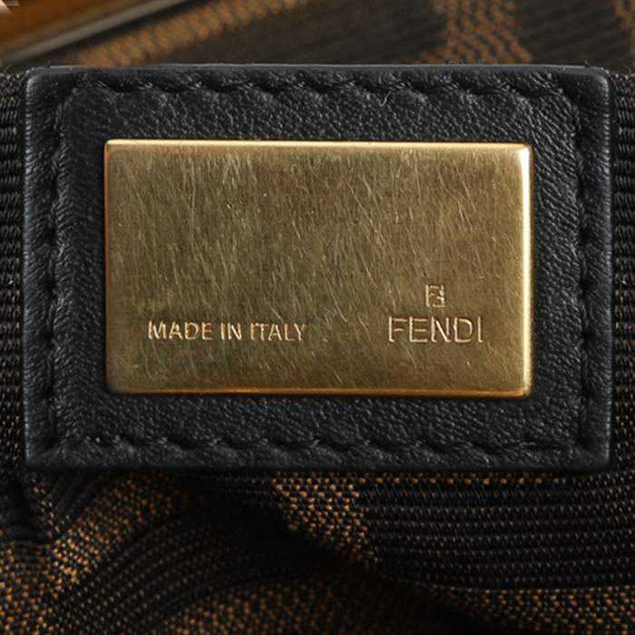 Fendi Peekaboo medium model handbag in black leather - Detail D4
