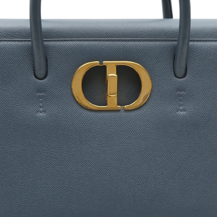 Bolso de mano Dior  30 Montaigne en cuero granulado azul - Detail D1