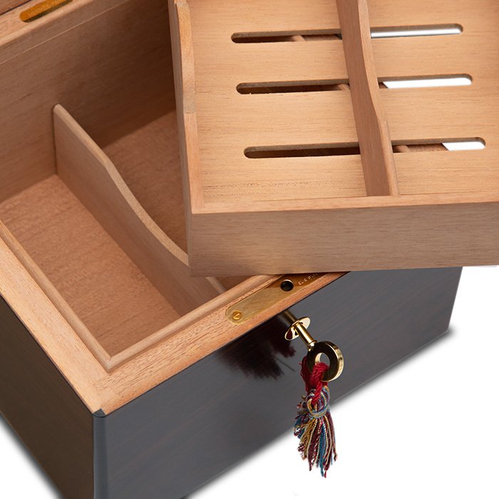 Hermès, Cigars humidor, in wood, golden trim, signed, from the 2000's - Detail D4