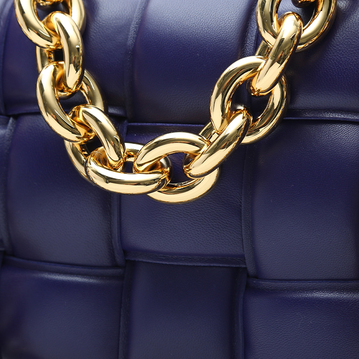 Sac bandoulière Bottega Veneta Cassette en cuir tressé violet - Detail D1