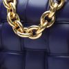 Bottega Veneta  Cassette shoulder bag  in purple braided leather - Detail D1 thumbnail