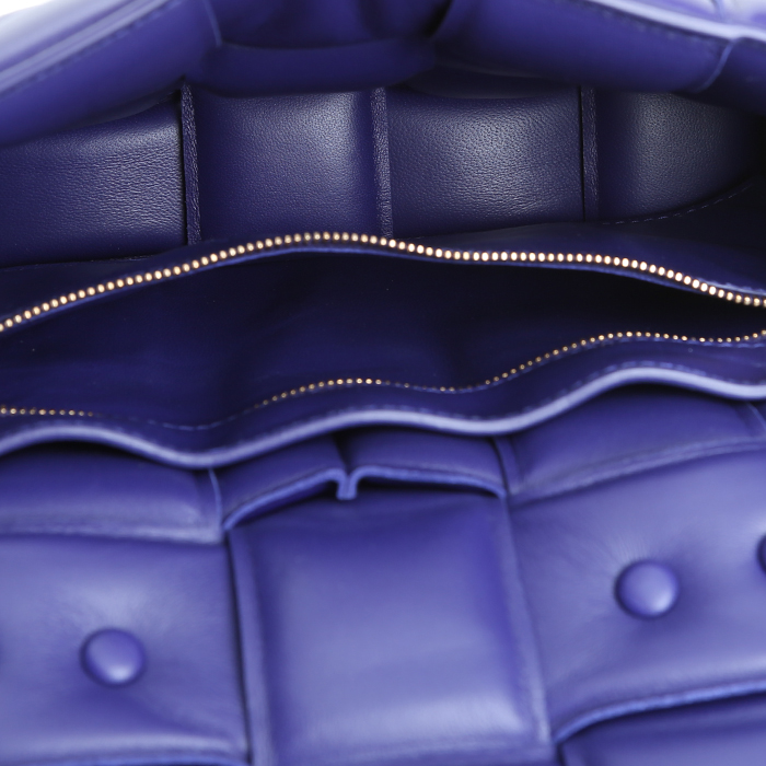 Sac bandoulière Bottega Veneta Cassette en cuir tressé violet - Detail D2