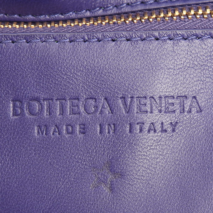 Sac bandoulière Bottega Veneta Cassette en cuir tressé violet - Detail D3