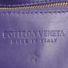 Bolso bandolera Bottega Veneta  Cassette en cuero trenzado violeta - Detail D3 thumbnail
