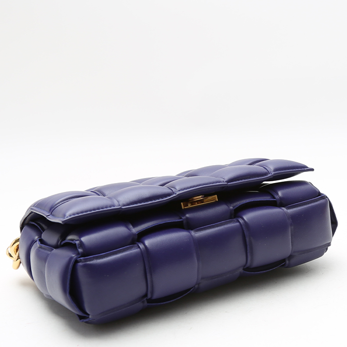 Sac bandoulière Bottega Veneta Cassette en cuir tressé violet - Detail D4