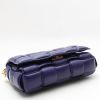 Sac bandoulière Bottega Veneta  Cassette en cuir tressé violet - Detail D4 thumbnail