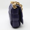 Bottega Veneta  Cassette shoulder bag  in purple braided leather - Detail D6 thumbnail