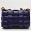 Bottega Veneta  Cassette shoulder bag  in purple braided leather - Detail D7 thumbnail