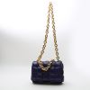 Bottega Veneta  Cassette shoulder bag  in purple braided leather - Detail D8 thumbnail