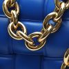 Bottega Veneta  Cassette shoulder bag  in blue braided leather - Detail D1 thumbnail