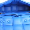 Bolso bandolera Bottega Veneta  Cassette en cuero trenzado azul - Detail D2 thumbnail