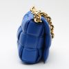 Bottega Veneta  Cassette shoulder bag  in blue braided leather - Detail D6 thumbnail