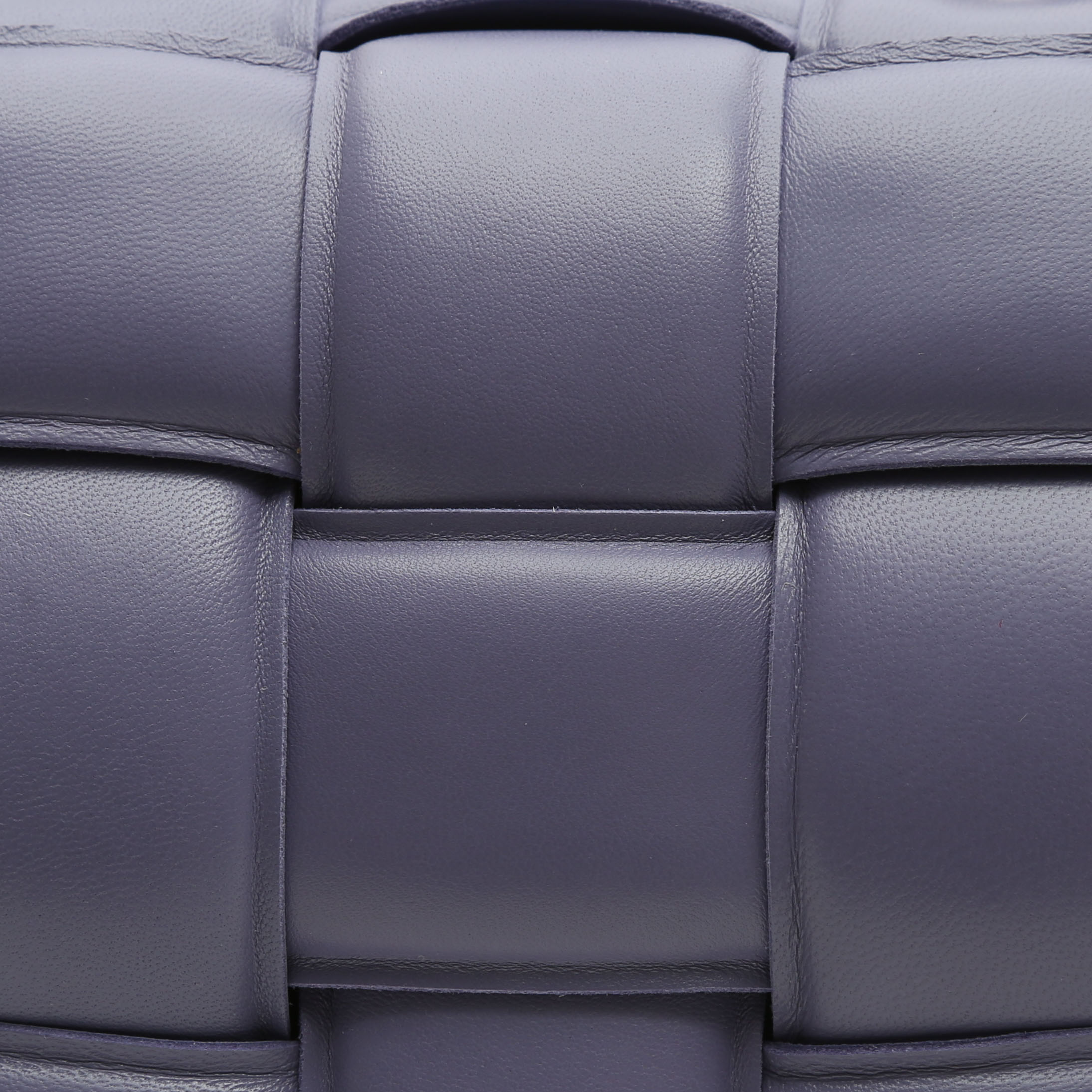 Sac bandoulière Bottega Veneta Cassette en cuir tressé violet - Detail D1