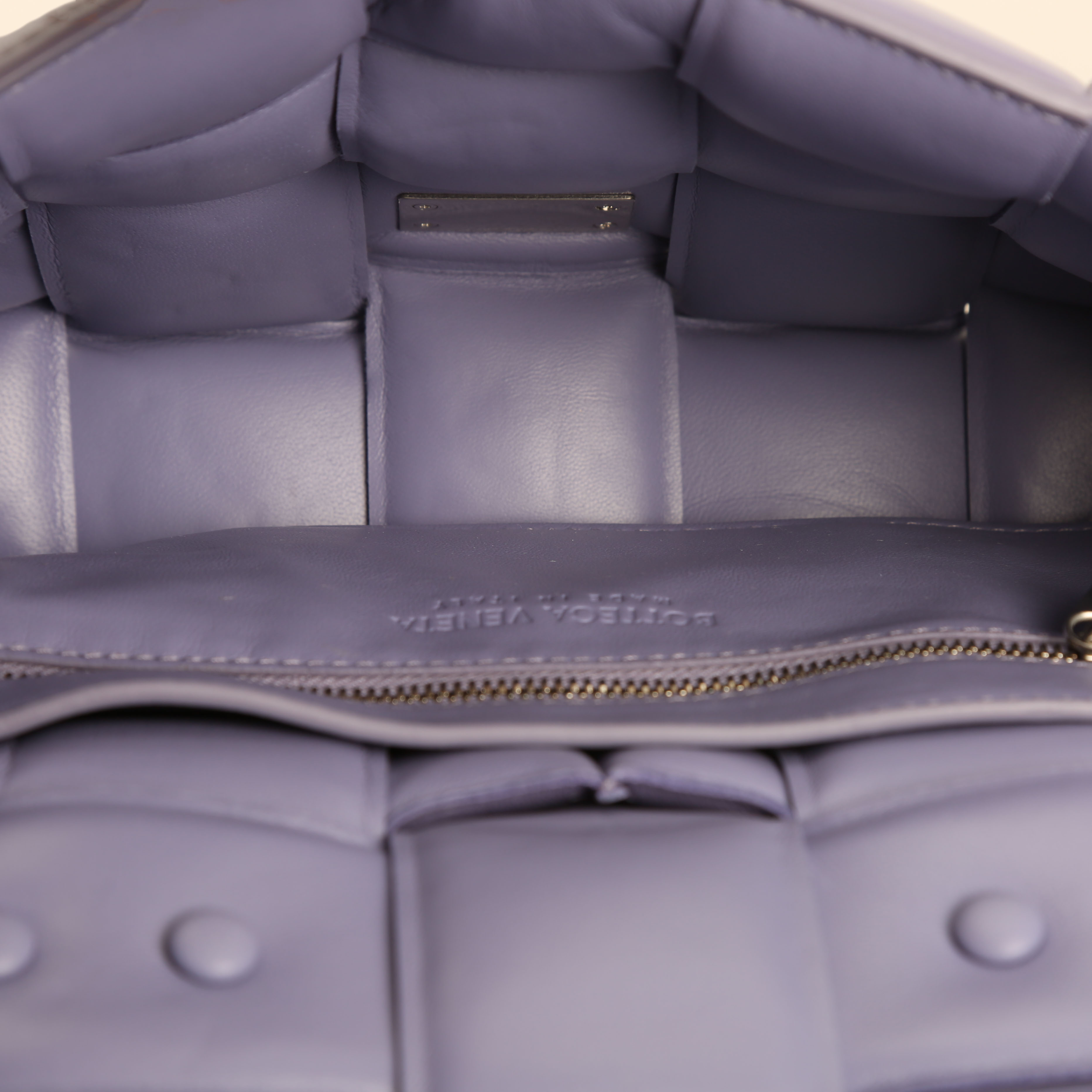 Sac bandoulière Bottega Veneta Cassette en cuir tressé violet - Detail D2