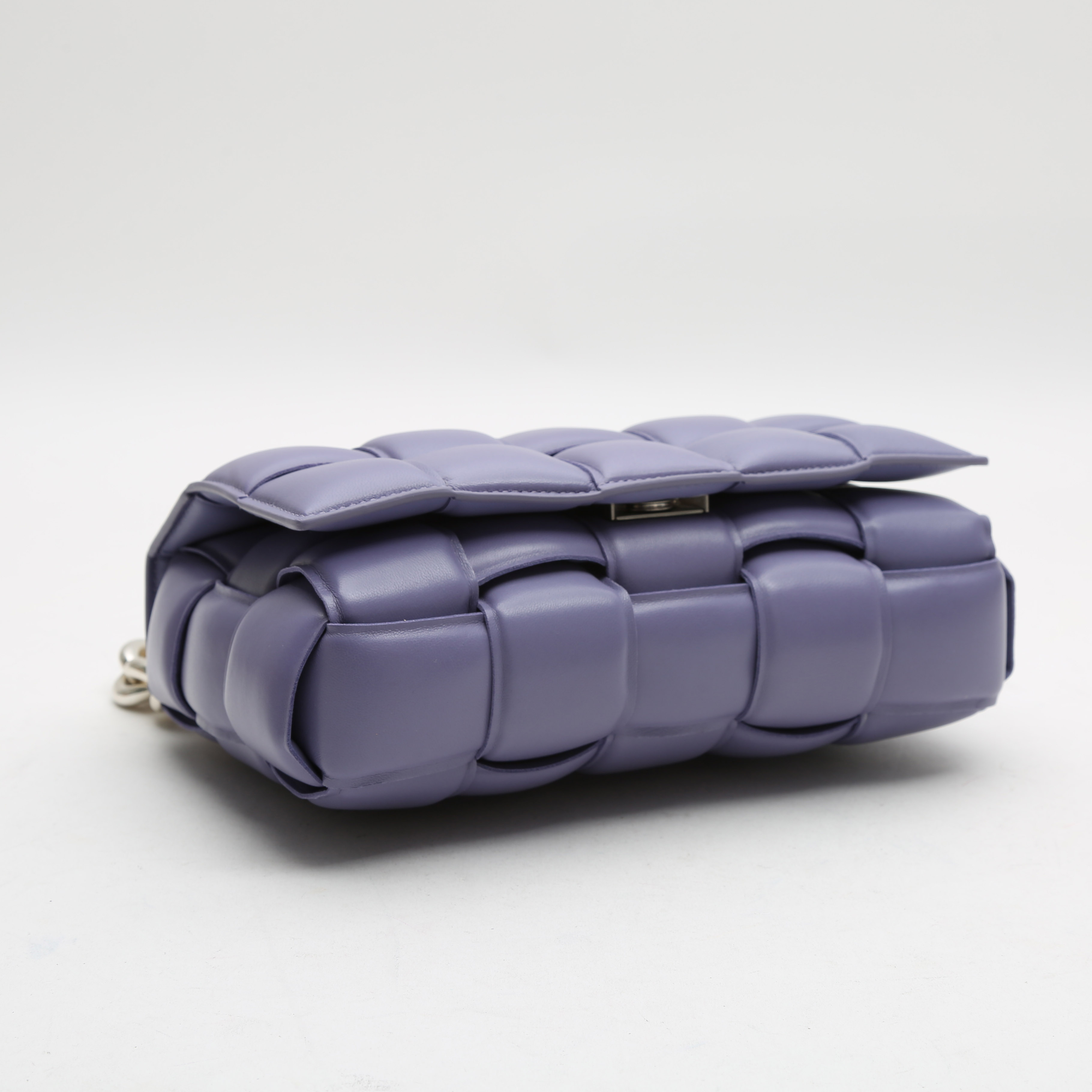 Sac bandoulière Bottega Veneta Cassette en cuir tressé violet - Detail D4