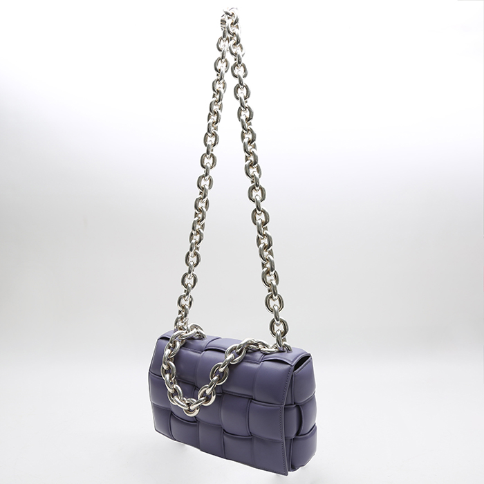 Borsa a tracolla Bottega Veneta Cassette in pelle intrecciata viola - Detail D8
