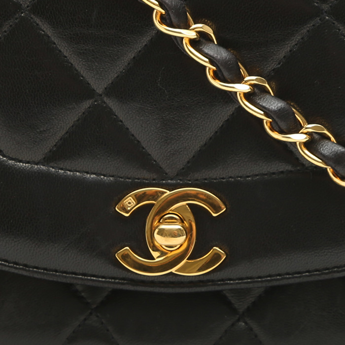 Chanel Vintage Diana shoulder bag in black quilted leather - Detail D1