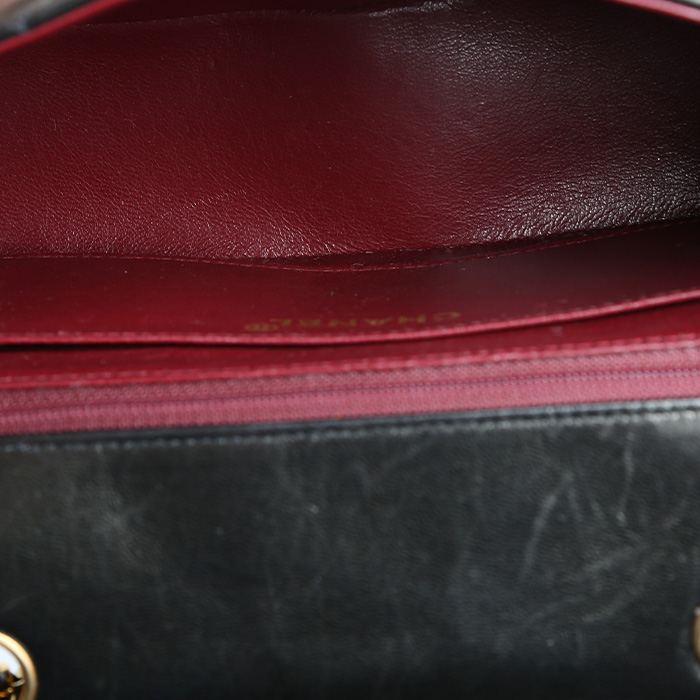 Chanel Vintage Diana shoulder bag in black quilted leather - Detail D2