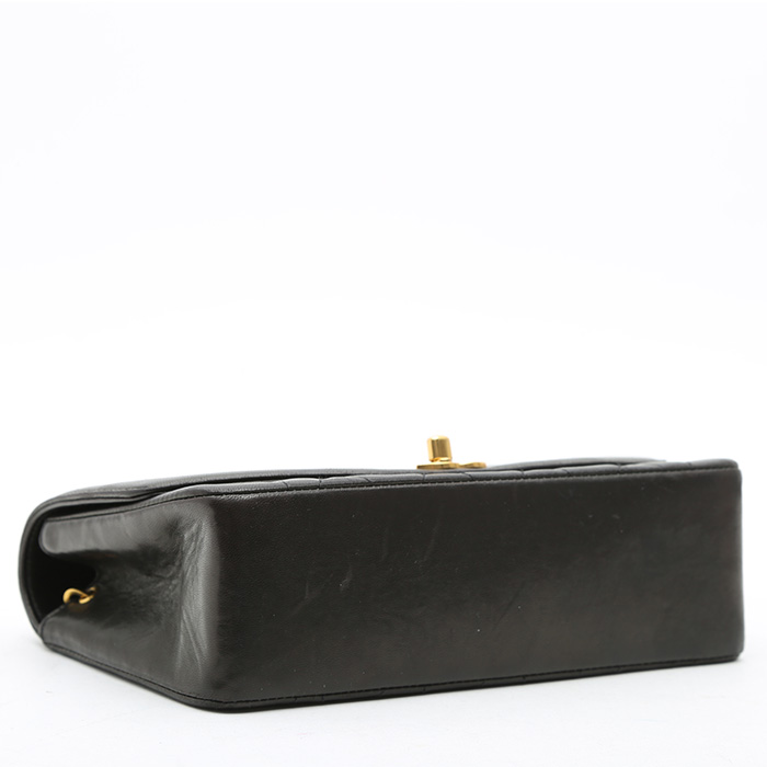 Chanel Vintage Diana shoulder bag in black quilted leather - Detail D4